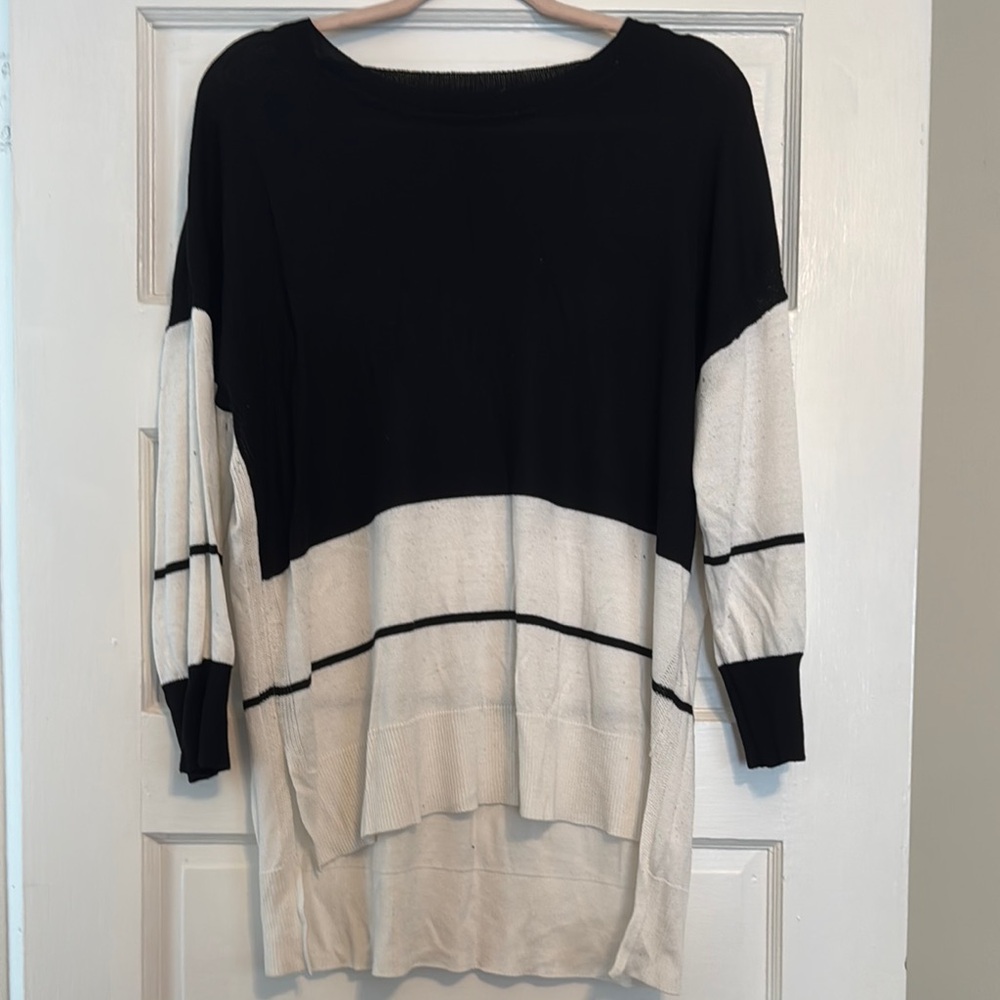 Cable & Gauge Black and Cream Color-Blocked Crew Neck Sweater